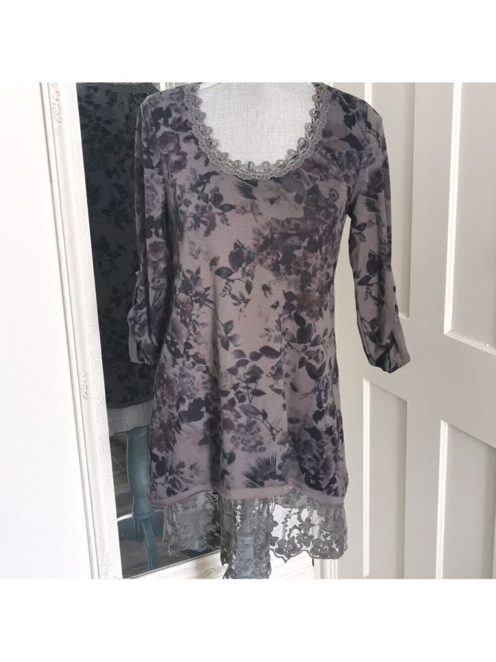 Cleo women's floral lace detail tunic. Size small. EUC